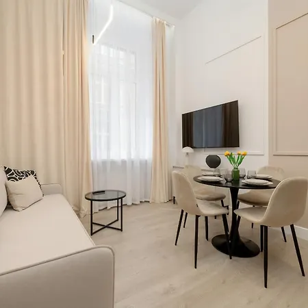 Piekny Apartament Dla 8 Osob Polozony 500 M Od Wroclawskiego Rynku By Renters